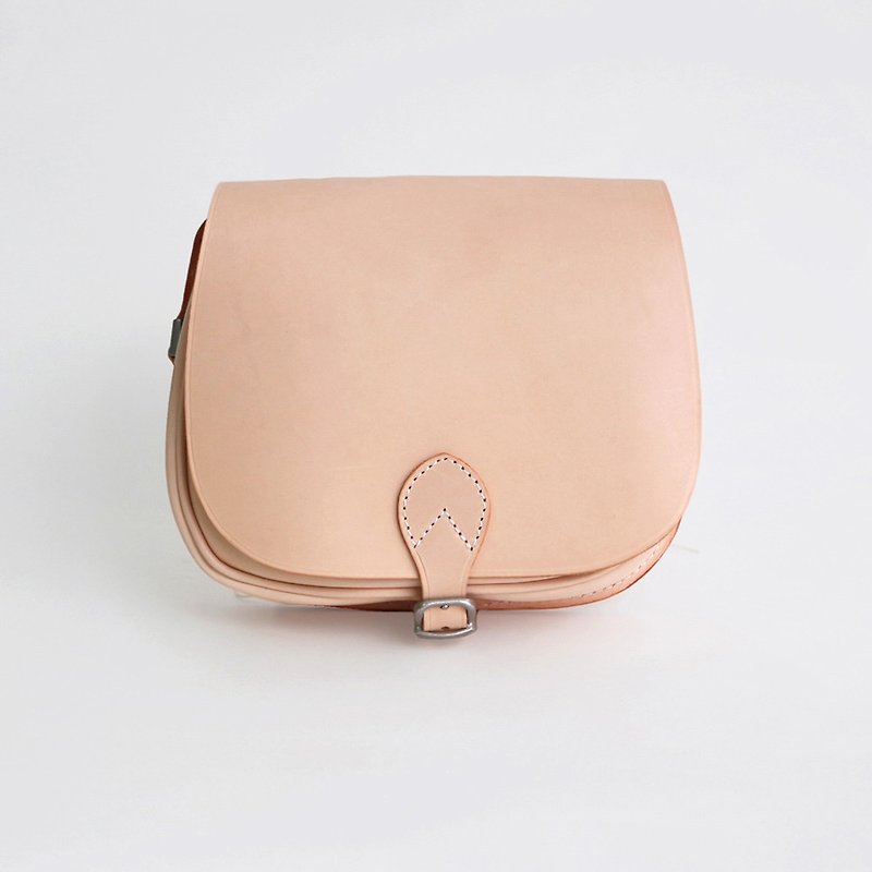 Retro handmade simple female bag cowhide single shoulder diagonal saddle bag female small bag - กระเป๋าแมสเซนเจอร์ - หนังแท้ สีนำ้ตาล