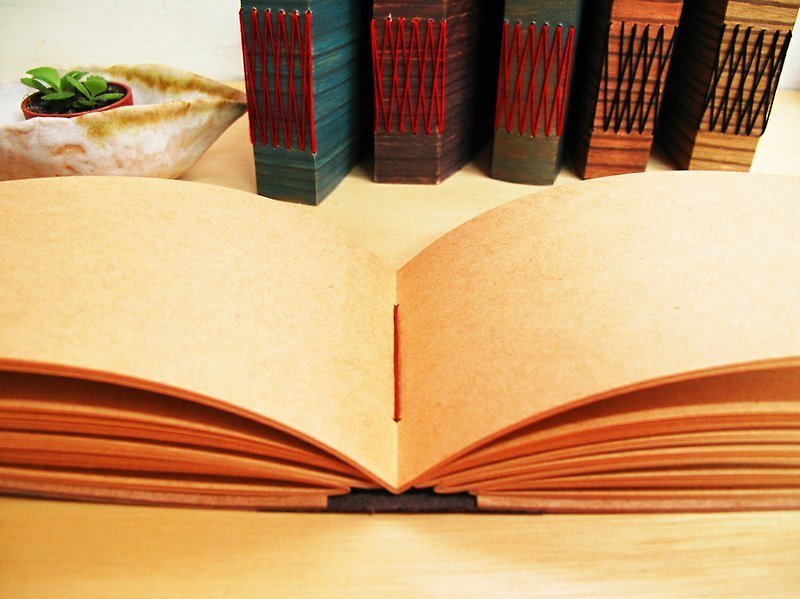 手感木皮筆記書-隨手小冊-紅色 - สมุดบันทึก/สมุดปฏิทิน - วัสดุอื่นๆ 