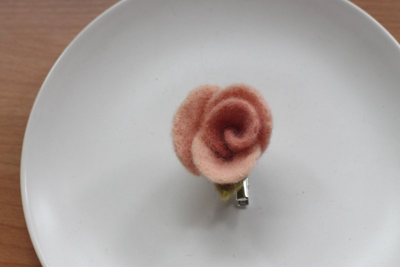 Hematoxylin + madder natural plant dyed rose brooch and hair clip - เข็มกลัด - ขนแกะ สึชมพู