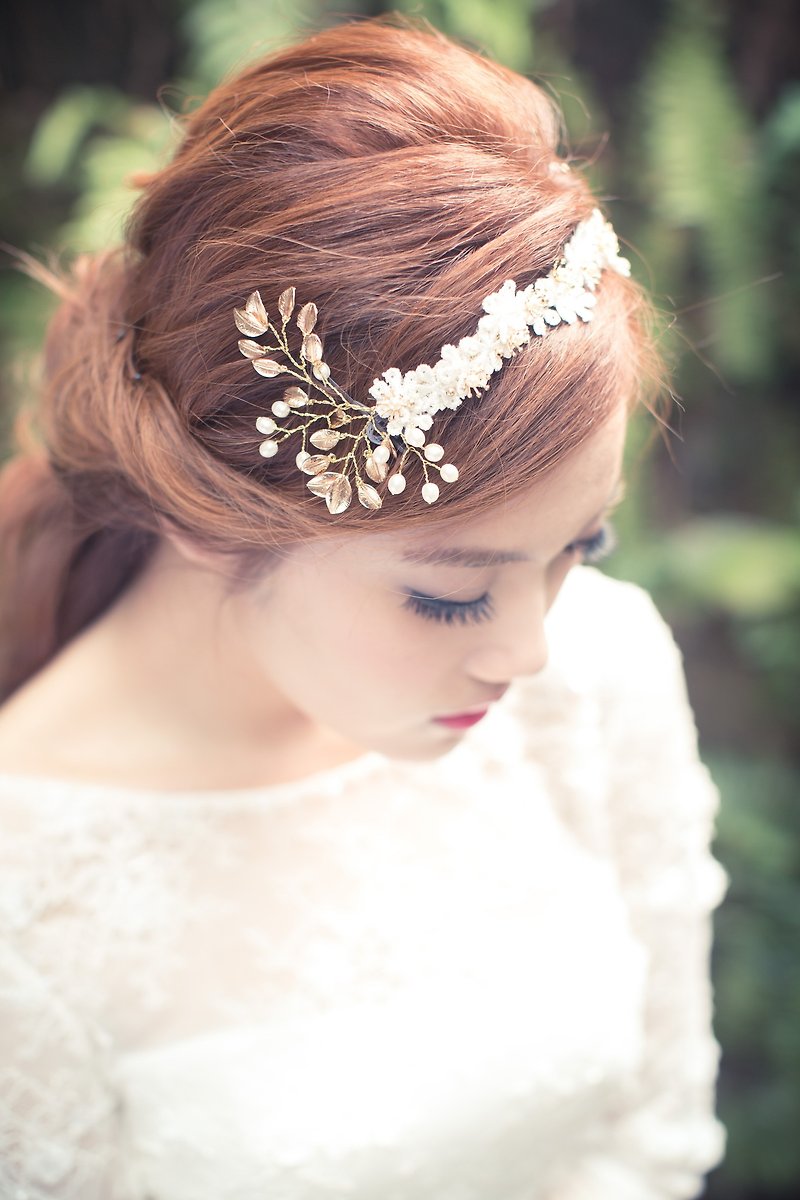 Bridal headpiece - Leaves and flowers. Freshwater pearls, gold plated leaves and lace flowers