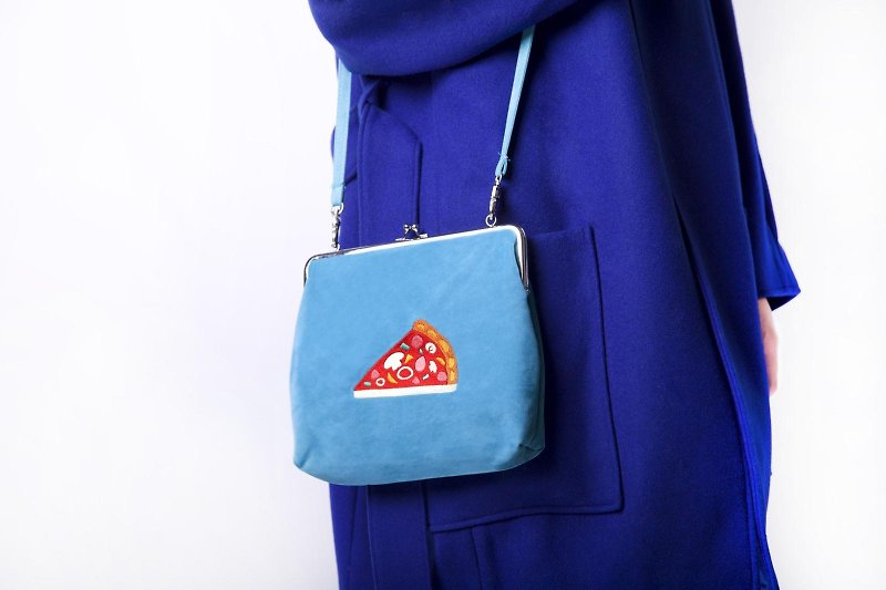 YIZISTORE 刺绣单肩斜挎 口金包-蓝色披萨 - 側背包/斜背包 - 其他材質 
