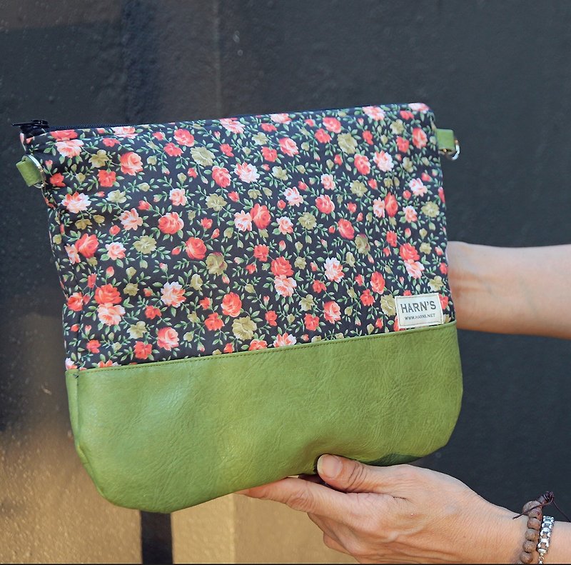 HARNS: Floral Clutch shoulder bag (green) - กระเป๋าคลัทช์ - วัสดุอื่นๆ สีเขียว