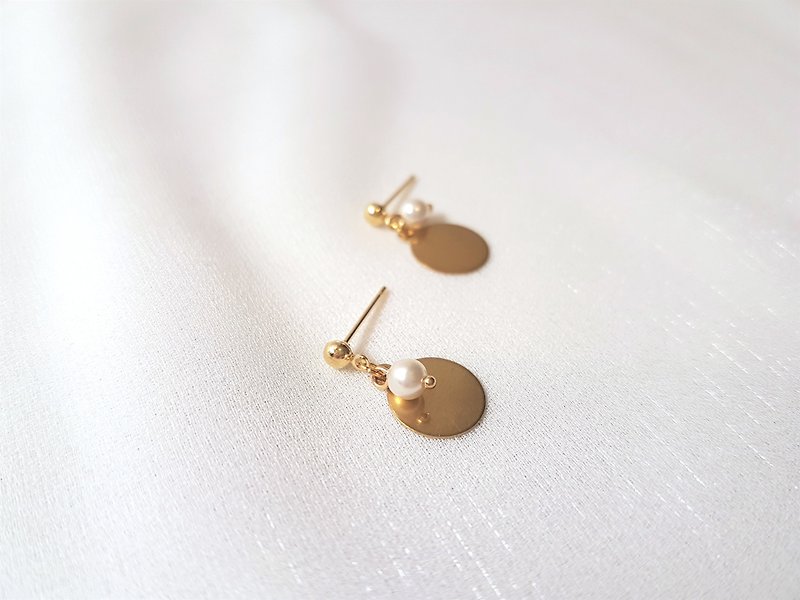 Cream flakes‧Pearl metal earrings - ต่างหู - ไข่มุก สีทอง