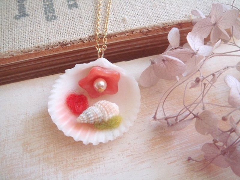 Garohands small shells in the azure sea shells feel medium and long chain*strawberry milk A402 gift nature - Necklaces - Other Materials Red
