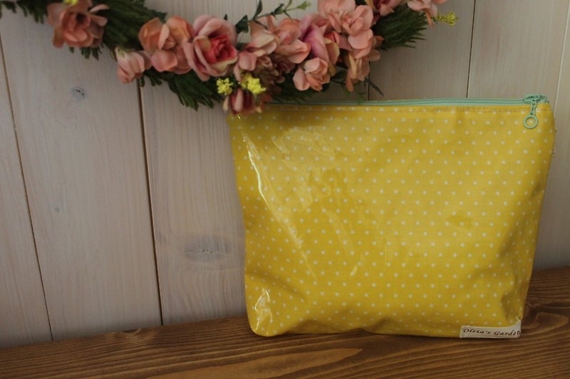 Oleta hand for groceries ╭ * [yellow dot] waterproof makeup bag small things super convenient place when they go out - กระเป๋าเครื่องสำอาง - วัสดุอื่นๆ สีเหลือง