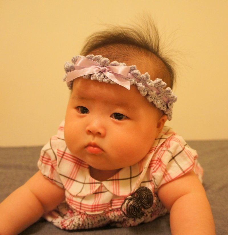 (展示品出清)手工編織有機棉線baby浪漫花邊紫色髮帶(彌月禮) - 嬰兒帽/髮帶 - 其他材質 紫色