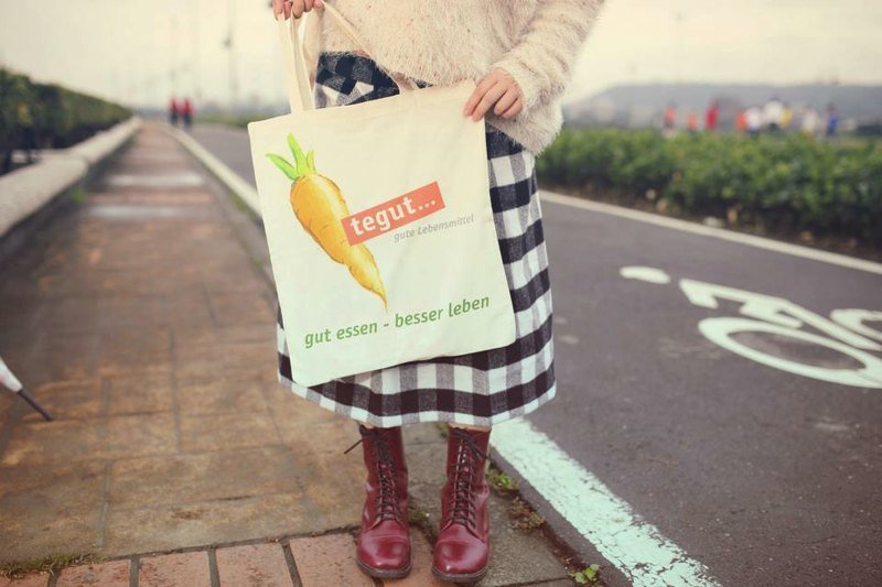 ☂eco bag ︱不敢吃紅蘿蔔超市購物袋 - 側背包/斜背包 - 棉．麻 白色