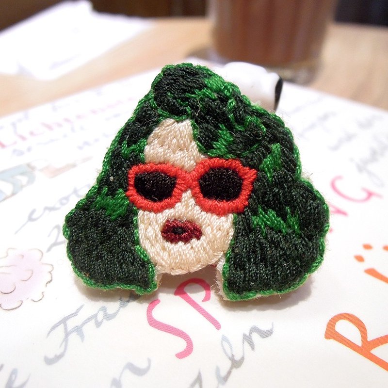 C'est trop Mignon \\ * retro hand-made embroidery green large pin curls - Brooches - Thread Green