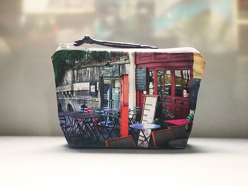 Chez Némo尼莫家 【好好去旅行】水餃型化妝包【彩色椅子 我的咖啡與你】