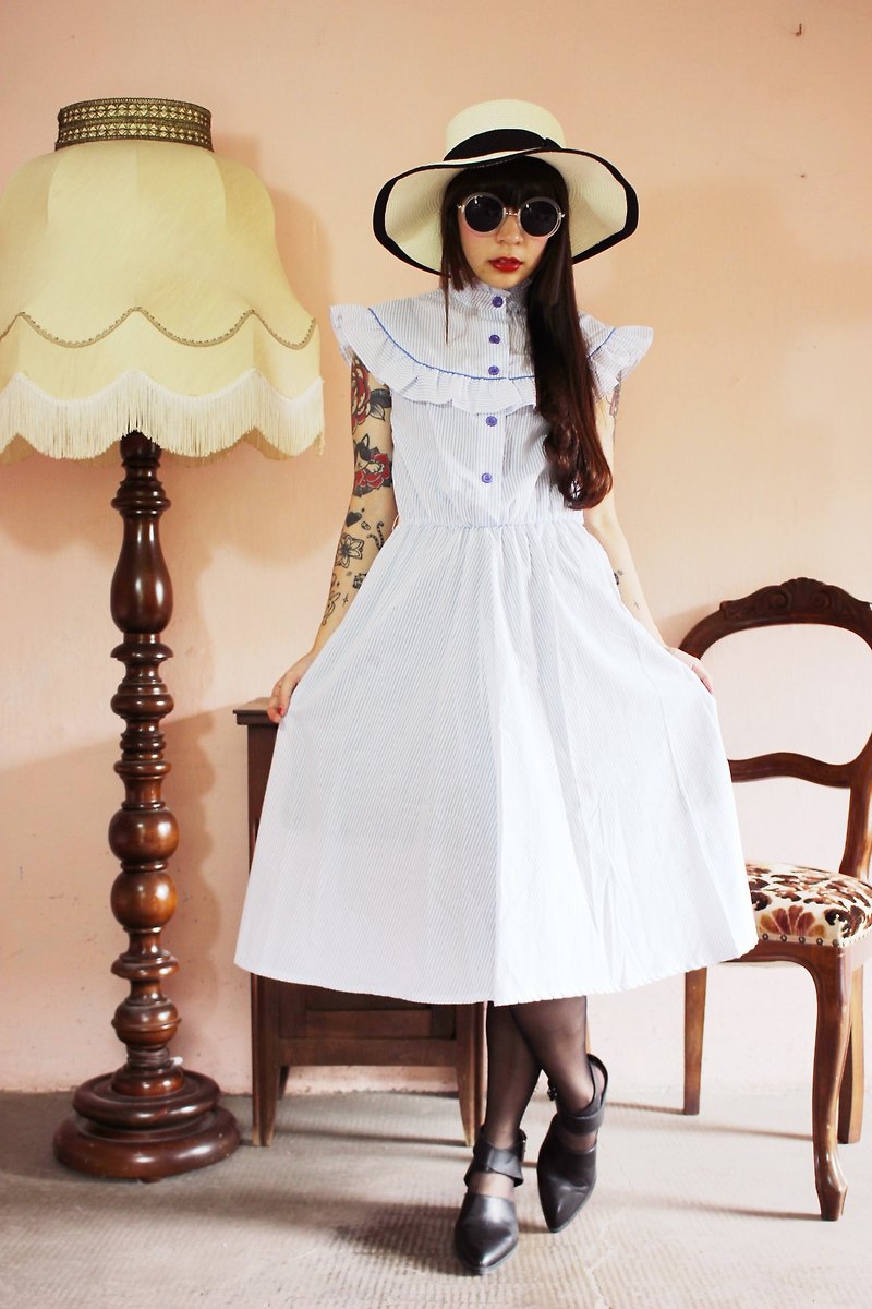 F1172 (Vintage) white with blue stripes flounced collar cotton vintage sleeveless dress (wedding / picnic / party) - ชุดเดรส - วัสดุอื่นๆ ขาว