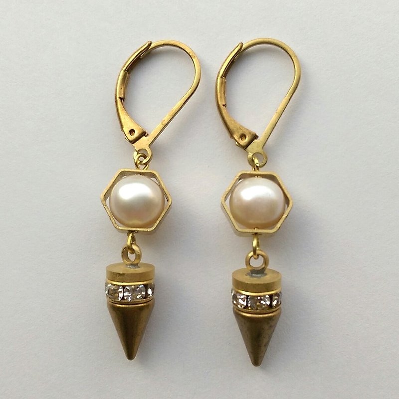 Zircon rivet freshwater pearl earrings - ต่างหู - เครื่องเพชรพลอย 