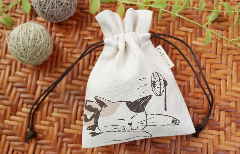 SMALL BAG WITH CALICO CAT SLEEP. - กระเป๋าหูรูด - ผ้าฝ้าย/ผ้าลินิน สีนำ้ตาล