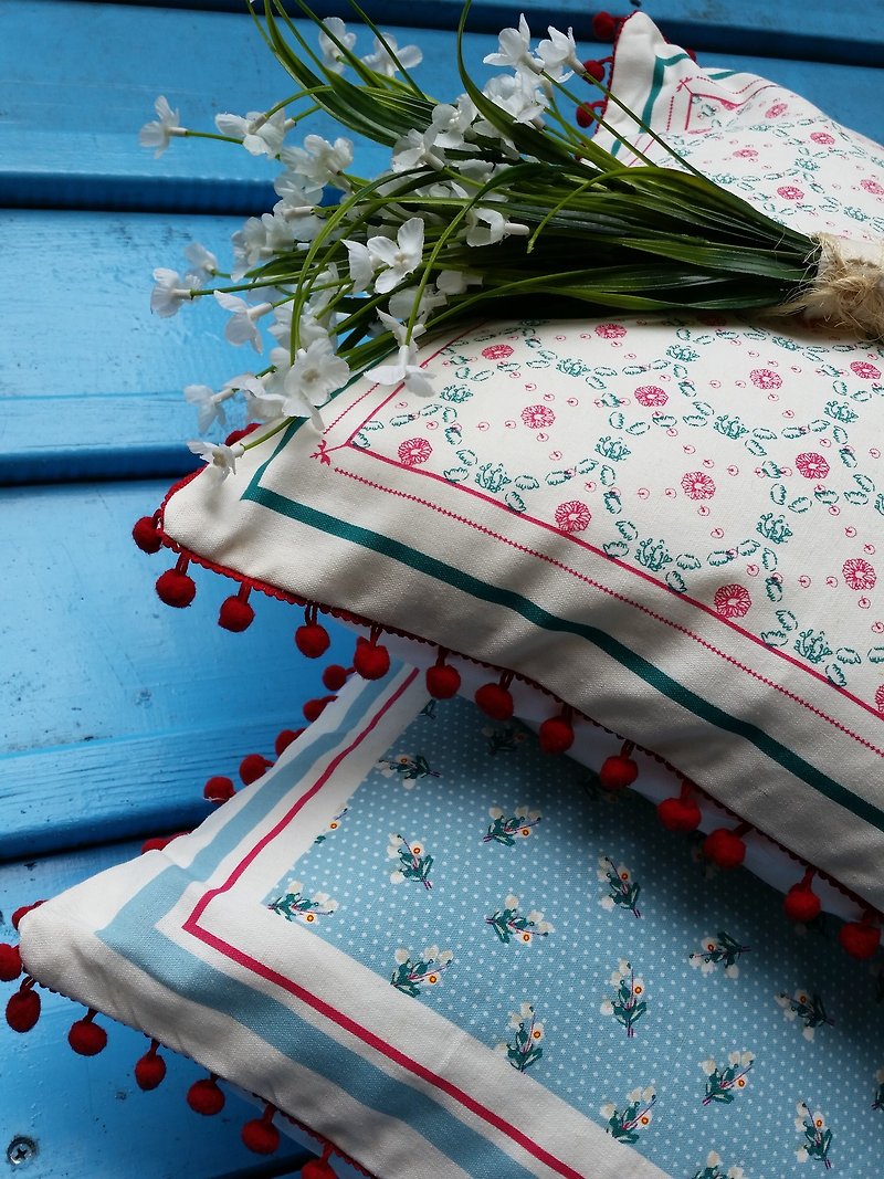 ノルディックスタイルのダークレッドウールボール、ピンク、グリーンの花柄の枕/枕投げ - 枕・クッション - その他の素材 ホワイト