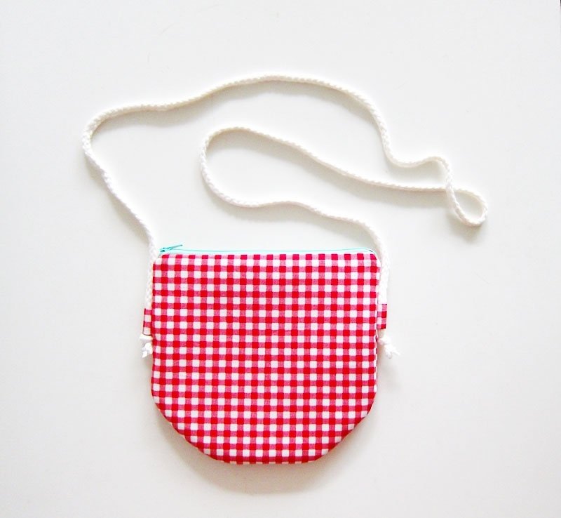 Semicircle cross-body zipper bag/coin purse picnic red plaid (other coin purse fabric patterns are also available) - กระเป๋าแมสเซนเจอร์ - วัสดุอื่นๆ สีแดง