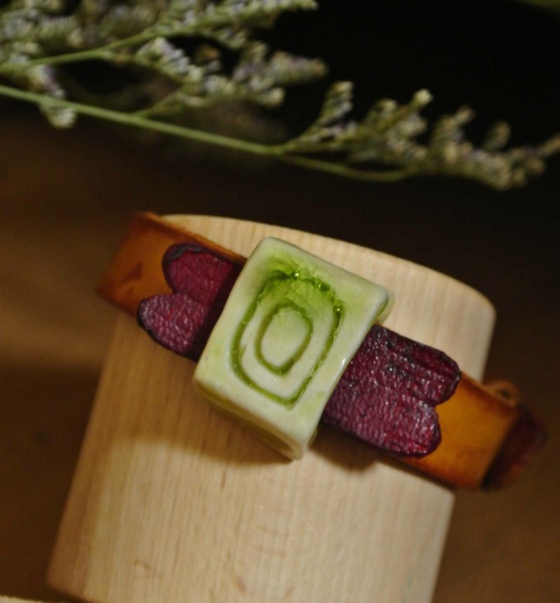 【 T - C 】手環 手鐲 皮革 牛皮 日本白瓷 瓷器  限量 自然釉色 無限看不膩色調 攝氏1350高溫燒製 - 手鍊/手環 - 瓷 