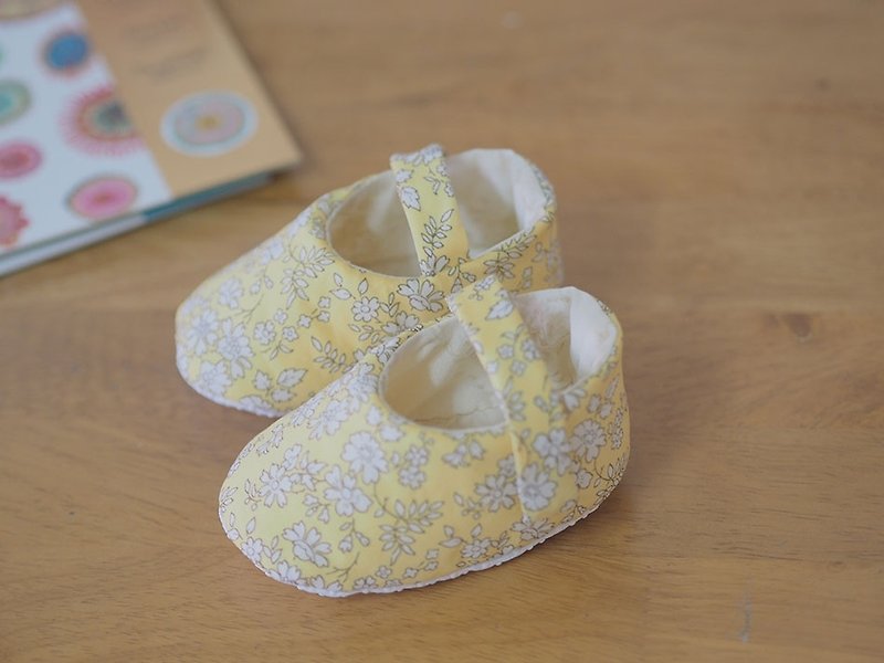 · British yellow floral baby shoes (large baby) - รองเท้าเด็ก - วัสดุอื่นๆ สีเหลือง