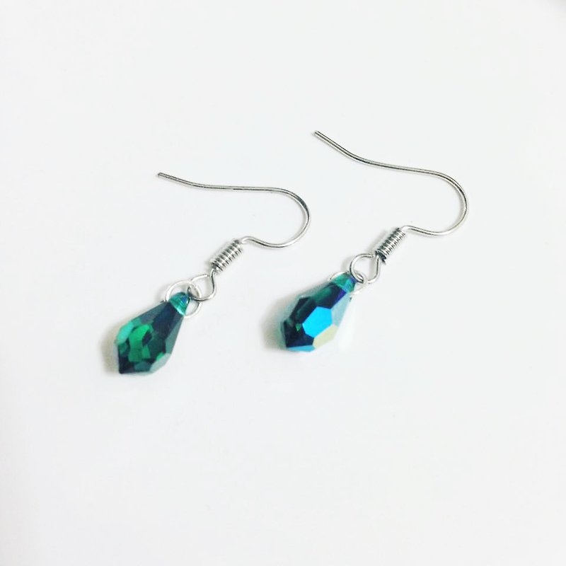 ◆ Lver touch of green / couple / Swarovski crystal earrings / gift custom designs - ต่างหู - เครื่องเพชรพลอย สีเขียว