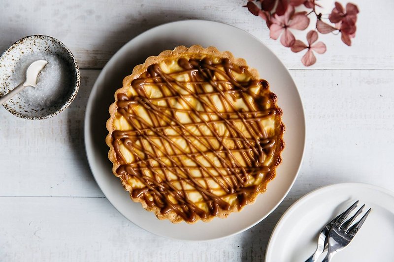 Caramel Brulee Sharing Pie 8-inch-Ovo-Lacto Vegetarian - เค้กและของหวาน - อาหารสด สีส้ม