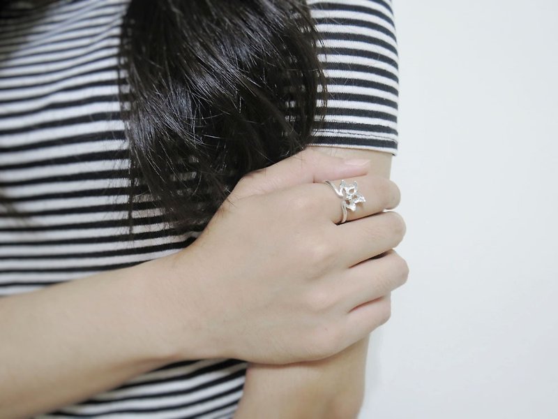 Flower on finger (925 sterling silver ring) - C percent handmade jewelry - แหวนทั่วไป - เงินแท้ สีเงิน