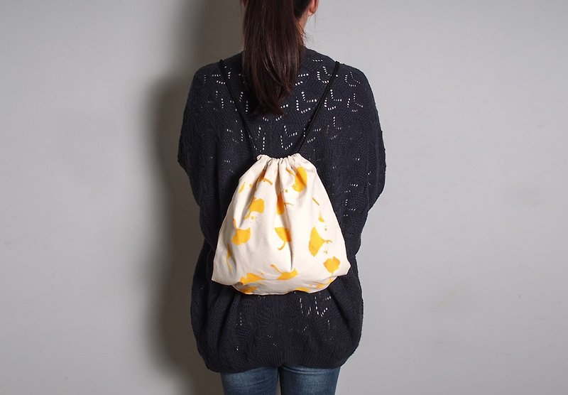 Hand-painted hand-printed cloth back backpack [Ginkgo biloba] single-sided pattern double pull - กระเป๋าหูรูด - ผ้าฝ้าย/ผ้าลินิน สีเหลือง
