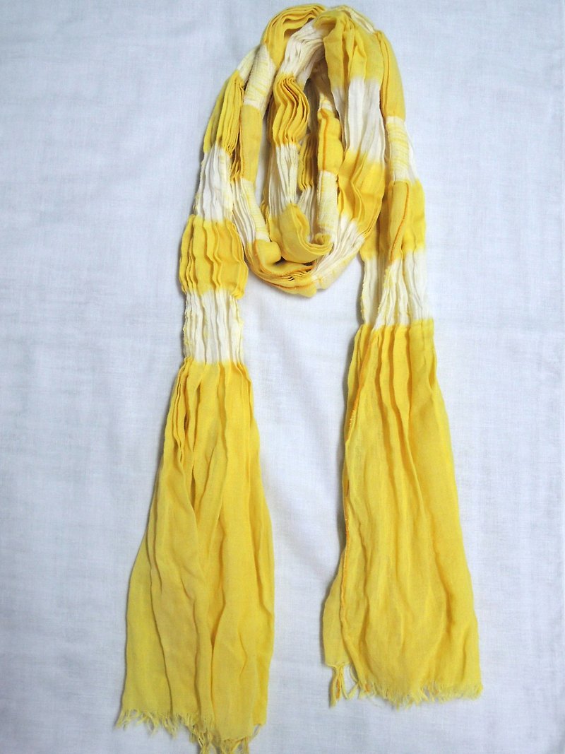 【姆姆手作良品】薑黃染黃白條紋植物染圍巾 - 絲巾 - 棉．麻 黃色