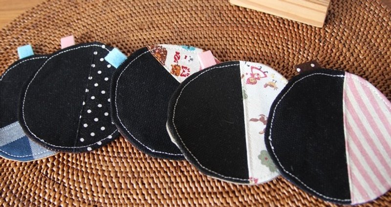 【cloth. ] Cotton canvas circular coasters, Black Patchwork Coasters (set of five into) - ที่รองแก้ว - วัสดุอื่นๆ สีดำ
