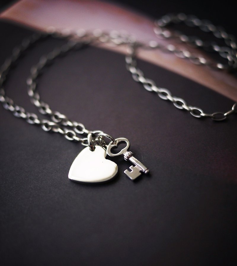 MUFFëL 925 Silver Sterling Silver Series-Handmade Silver Heart-shaped Key Long Necklace - Long Necklaces - Sterling Silver Gray