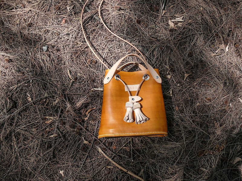 Non-impact bag vegetable tanned leather full leather bucket bag with leather strap - กระเป๋าแมสเซนเจอร์ - หนังแท้ สีทอง