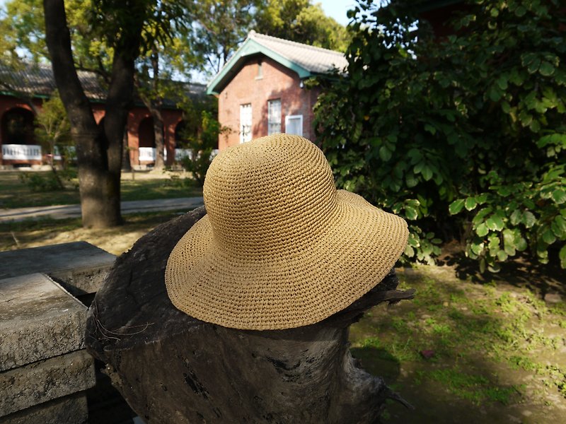 手工編織帽–夏日編織帽/草帽/淺土黃色 - 帽子 - 紙 金色