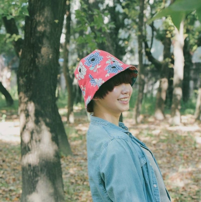 濃眉・花朵帽・//紅夏末の花+日製牛仔布//（單面花） - 帽子 - 棉．麻 紅色