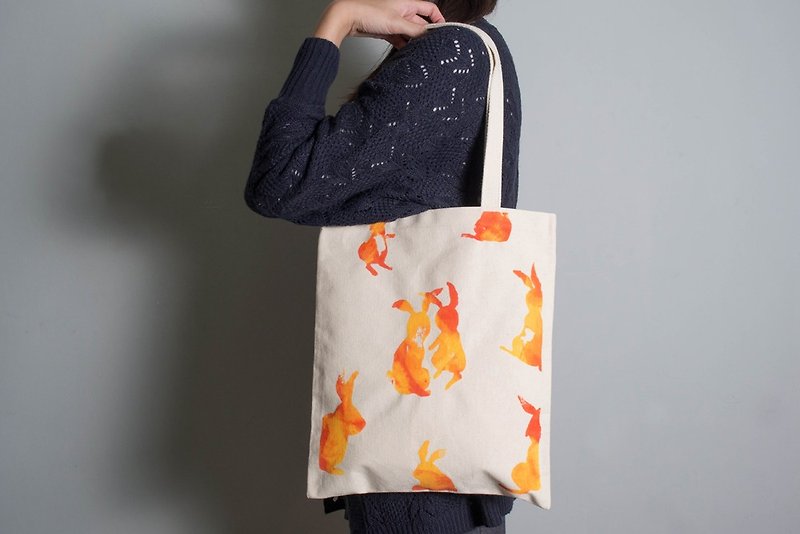 Hand-painted Handprint Embryo Cloth Bag [Moon Rabbit] Single-sided/Double-sided portable/shoulder orange/gray - กระเป๋าแมสเซนเจอร์ - ผ้าฝ้าย/ผ้าลินิน หลากหลายสี