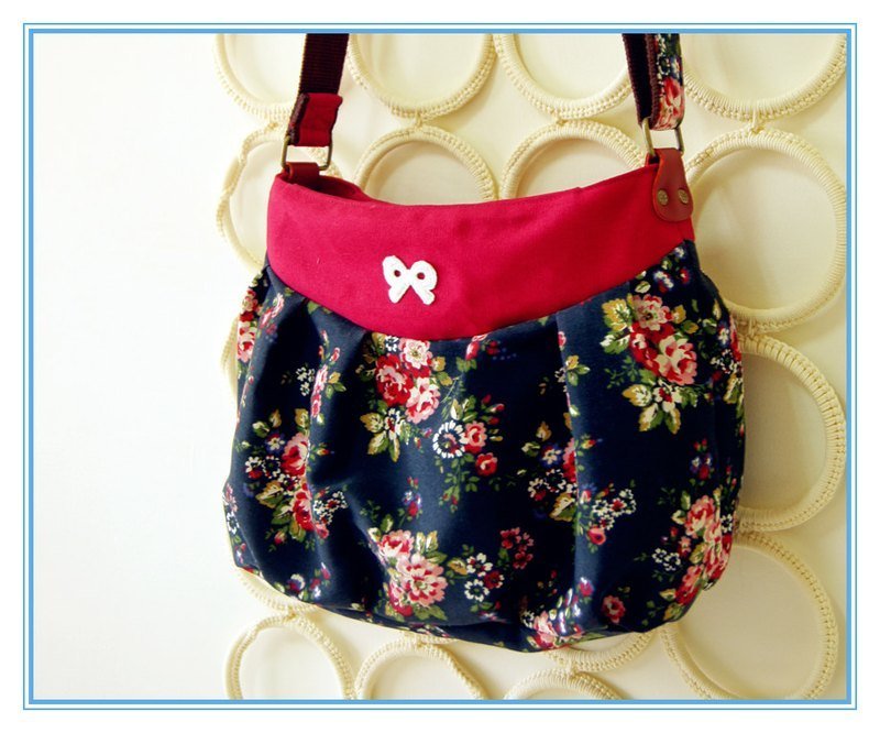 輕質<花漾斜背包> - 側背包/斜背包 - 其他材質 紅色