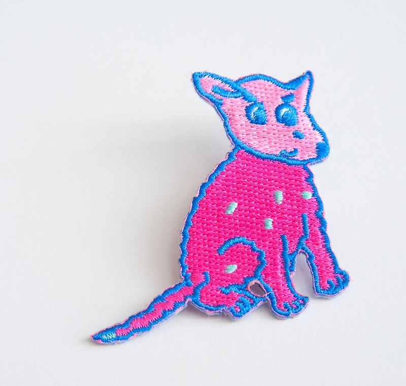 Peach Meeks Puppy Embroidery Pin/Applique - เข็มกลัด - วัสดุอื่นๆ สีแดง