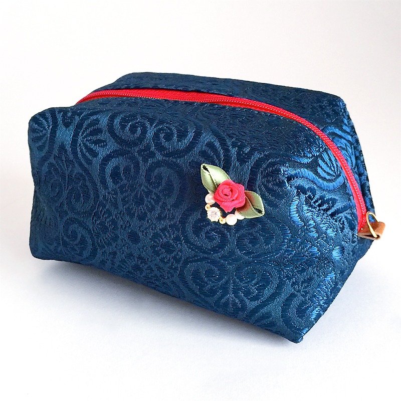Pouch with Japanese Traditional Pattern, Kimono (Large) "Brocade" - กระเป๋าเครื่องสำอาง - วัสดุอื่นๆ สีน้ำเงิน