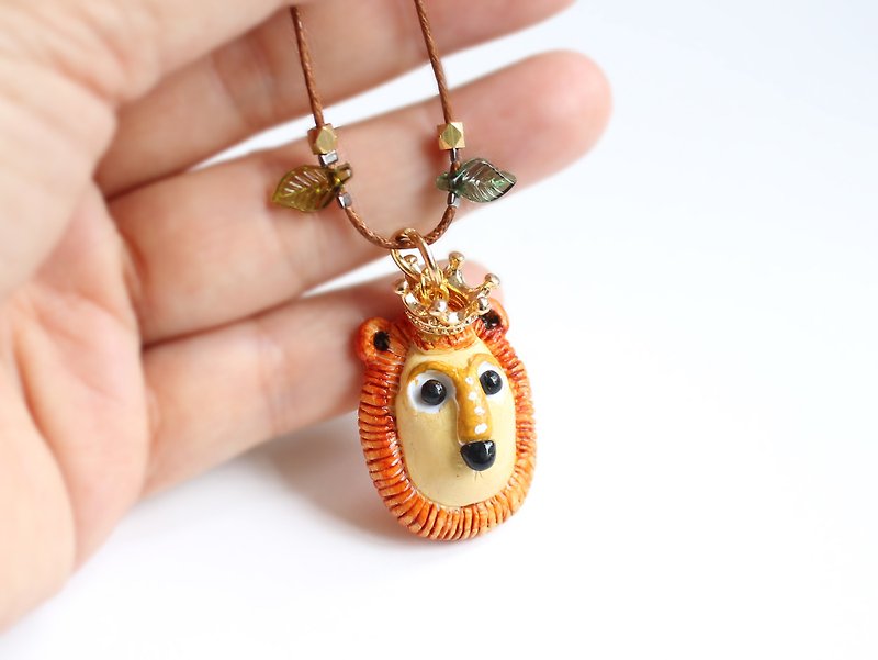 Lion King handicraft necklace - one of a kind handmade gift - สร้อยคอ - ดินเผา สีส้ม