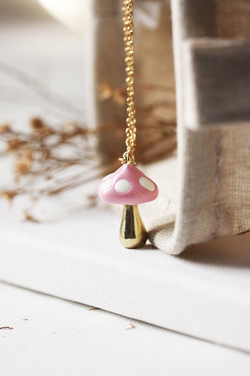 Pink mushroom by linen. - 項鍊 - 銅/黃銅 