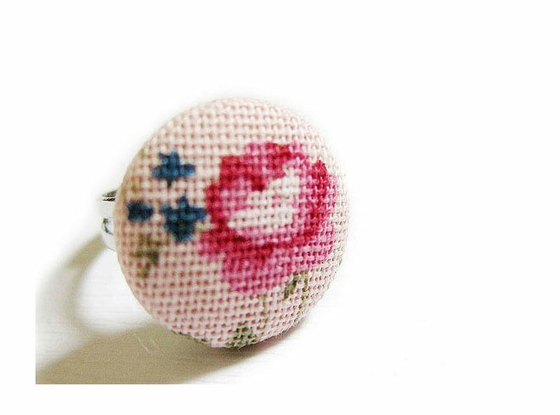 Handmade cloth button ring pink roses - แหวนทั่วไป - วัสดุอื่นๆ 
