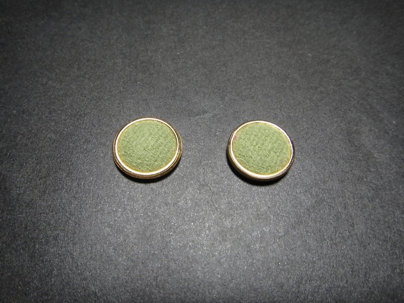 抹茶鮮奶 金邊鈕釦耳環 GC24BT/UZ72 - 耳環/耳夾 - 其他材質 綠色