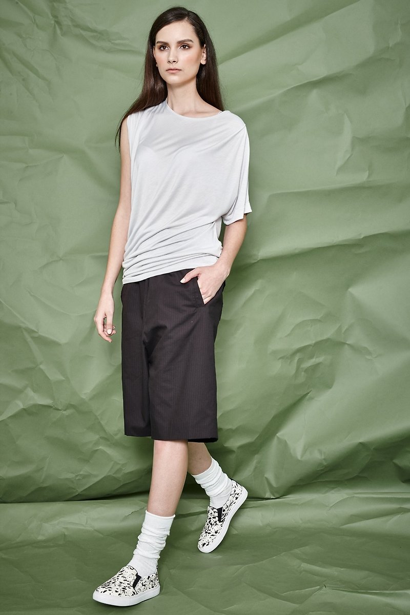 [Seasonal sale] Light gray cut asymmetrical sleeve top - เสื้อผู้หญิง - ผ้าฝ้าย/ผ้าลินิน สีเทา