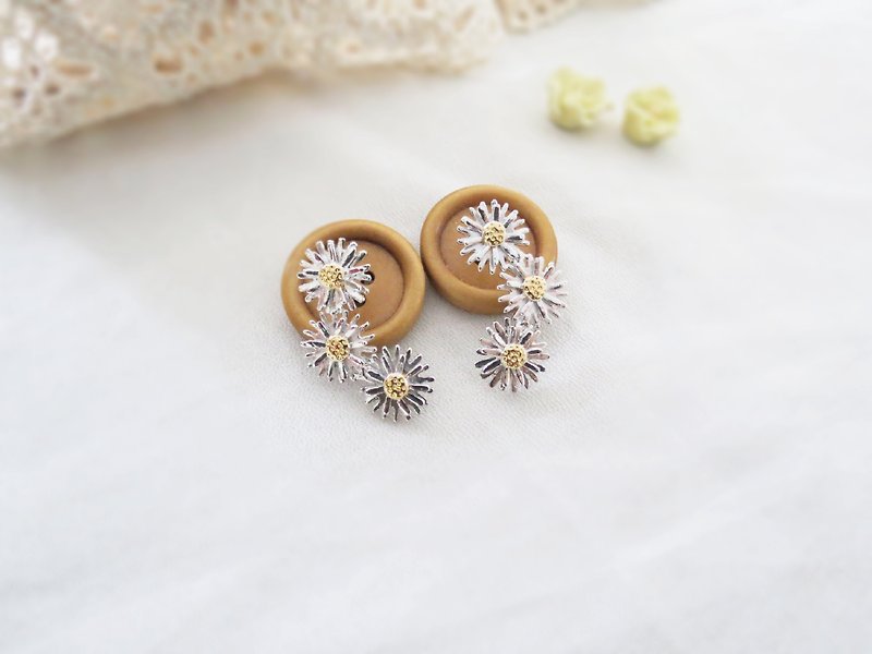 Little daisy's spring – triple petals (925 sterling silver earrings) - C percent - ต่างหู - เงินแท้ สีเงิน