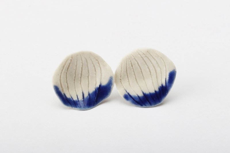 Pétale blue and white porcelain earrings / blue and white porcelain jewelry - Earrings & Clip-ons - Porcelain Blue