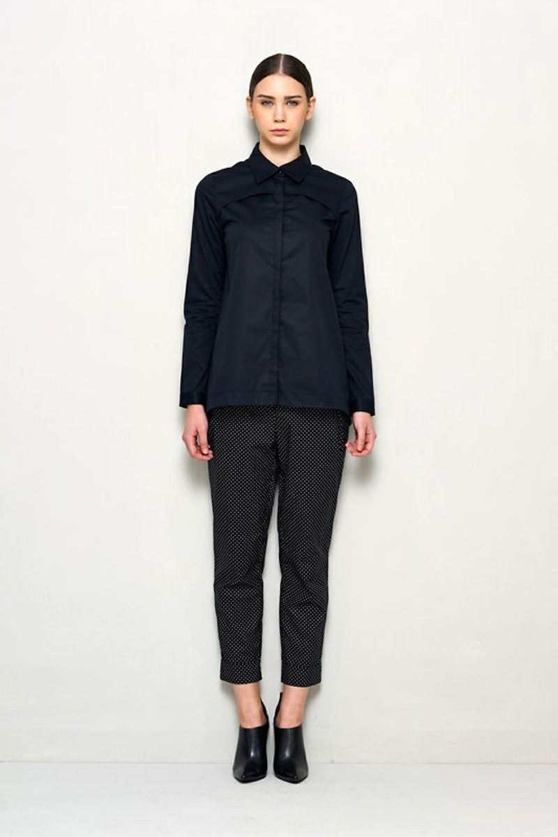 Out of print out clear blue asymmetrical long shirt - เสื้อเชิ้ตผู้หญิง - ผ้าฝ้าย/ผ้าลินิน สีดำ
