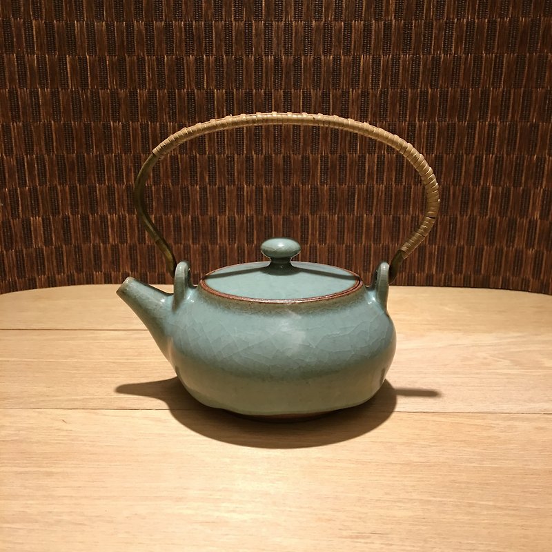 Hand made celadon portable copper handle rattan pot Xiao Hongcheng teacher - ถ้วย - วัสดุอื่นๆ 