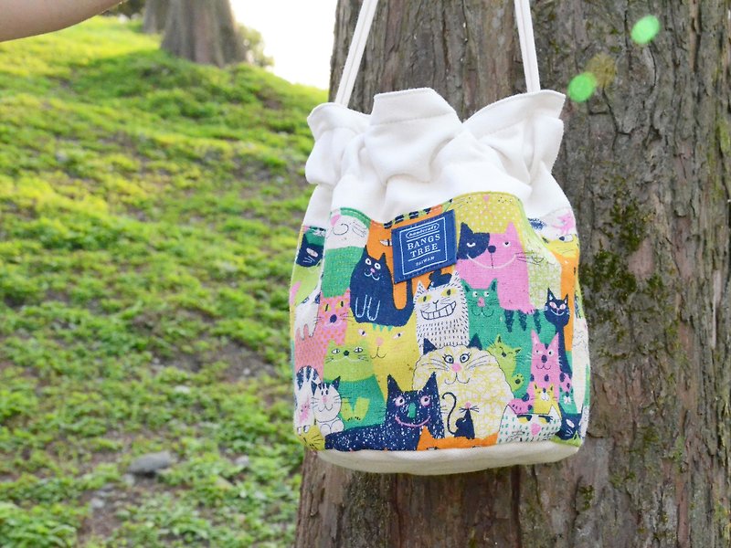 ::瀏海樹:: 側背水桶包＿綠色系貓咪們（東京限定款） - 側背包/斜孭袋 - 其他材質 綠色
