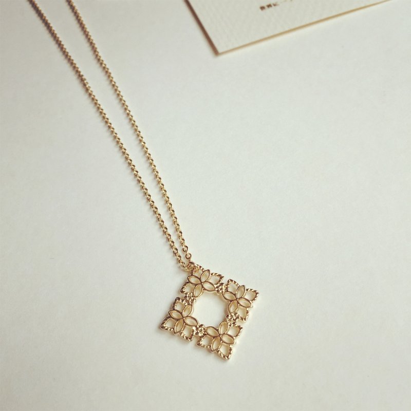 Diamond carved flowers long chain - สร้อยคอ - โลหะ 