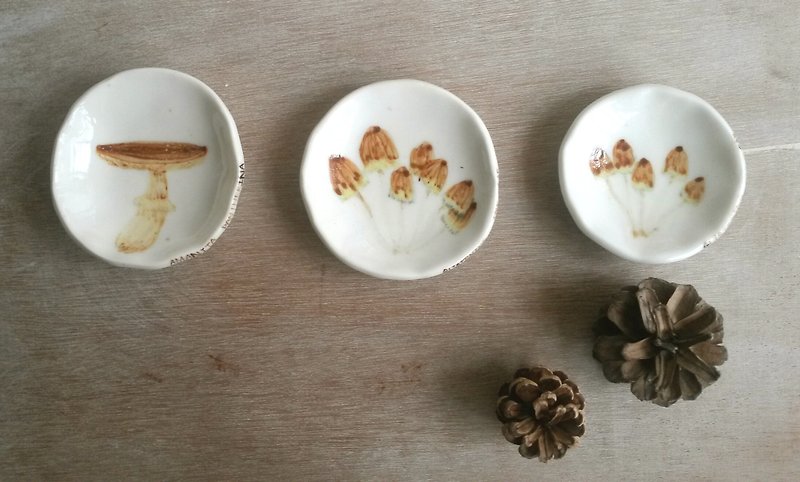 Ceramic mushroom saucer set 3 - จานเล็ก - วัสดุอื่นๆ สีนำ้ตาล