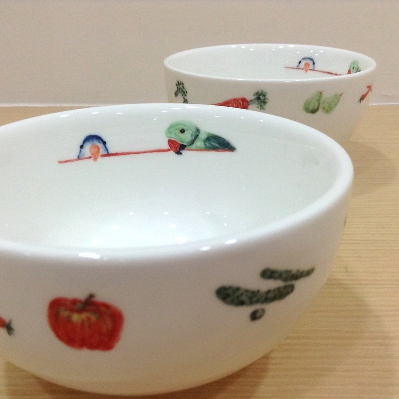 Parrot eats fruits and vegetables every day - hand drawn round bowl - Bowls - Other Materials Multicolor