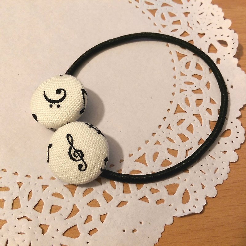 【High and low sound film mark button deduction beam】 Musical instruments Notes Five-line piano keyboard Hand-made Japanese cotton hand-made custom-made "Misi bear" graduation gift - เครื่องประดับผม - วัสดุอื่นๆ ขาว