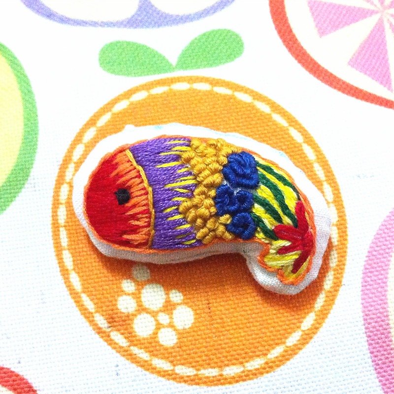 magichand mid fish have 余吉祥 embroidery brooch - เข็มกลัด - วัสดุอื่นๆ หลากหลายสี