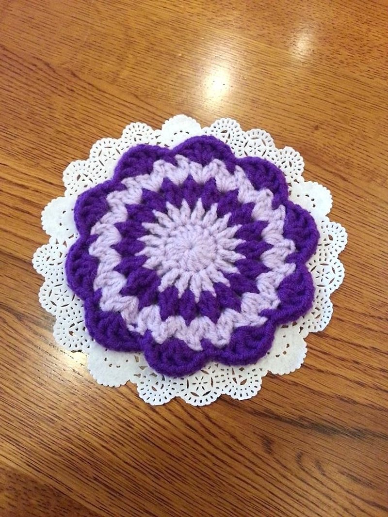 【Knitting】花型杯墊-深紫與淺紫的圓舞曲 - 杯墊 - 其他材質 紫色